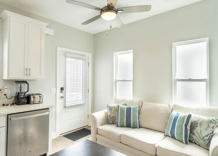 Urban Vista & Flat - Family Friendly, Downtown Holiday home Pensacola