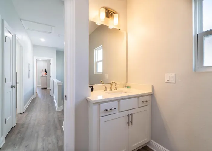 Urban Vista & Flat - Family Friendly, Downtown * Pensacola
