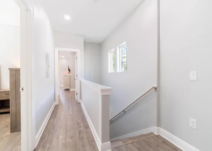 Urban Vista & Flat - Family Friendly, Downtown Holiday home *