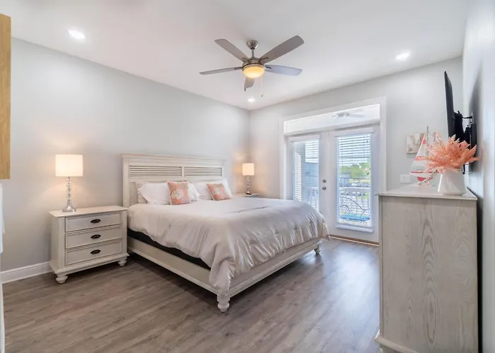 Urban Vista & Flat - Family Friendly, Downtown Holiday home Pensacola