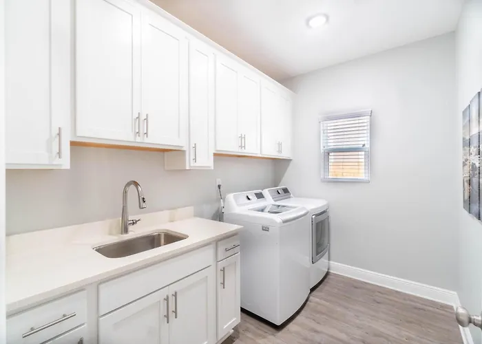 Urban Vista & Flat - Family Friendly, Downtown * Pensacola