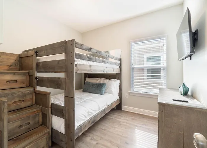 Urban Vista & Flat - Family Friendly, Downtown Holiday home *