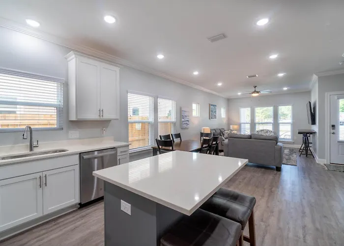 Urban Vista & Flat - Family Friendly, Downtown Pensacola