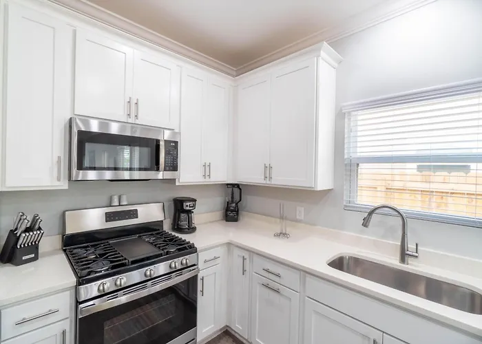 Urban Vista & Flat - Family Friendly, Downtown Holiday home Pensacola
