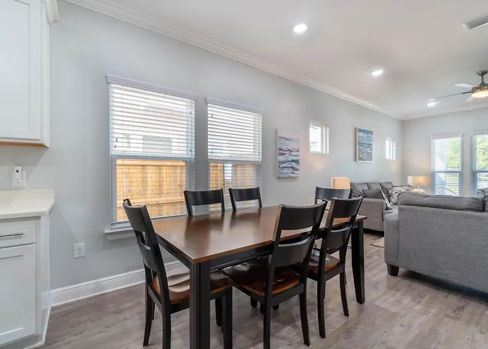 Urban Vista & Flat - Family Friendly, Downtown * Pensacola