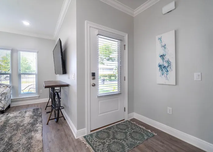Urban Vista & Flat - Family Friendly, Downtown Holiday home Pensacola